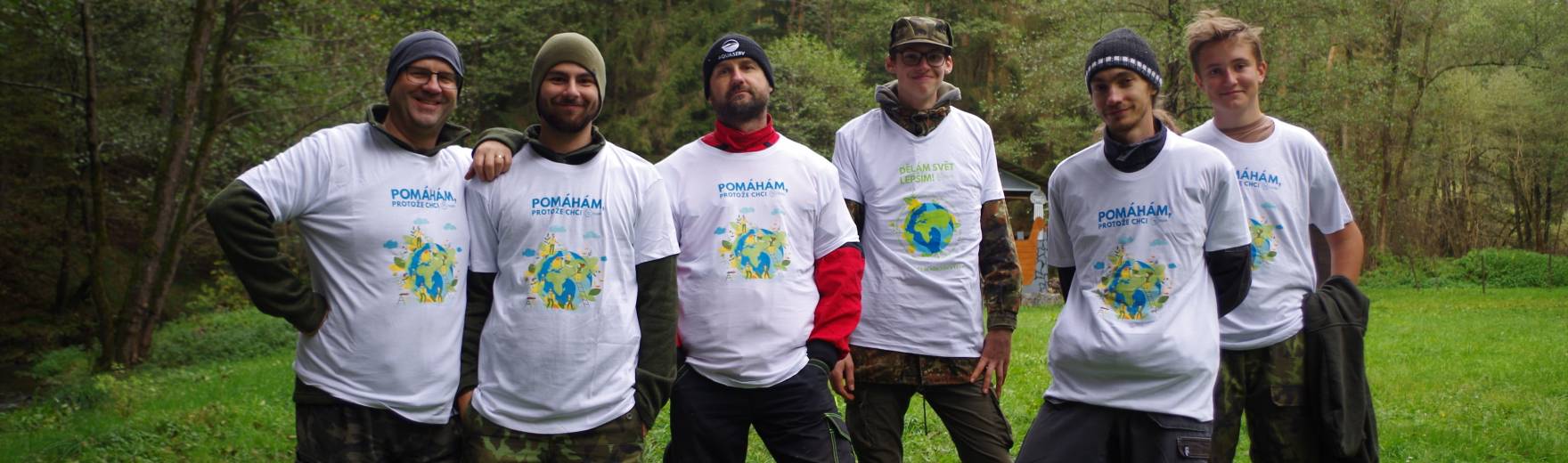 Ježci čistí les a potok