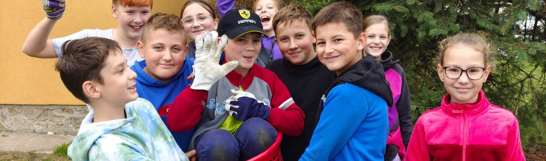 Uklidíme okolí školy a les