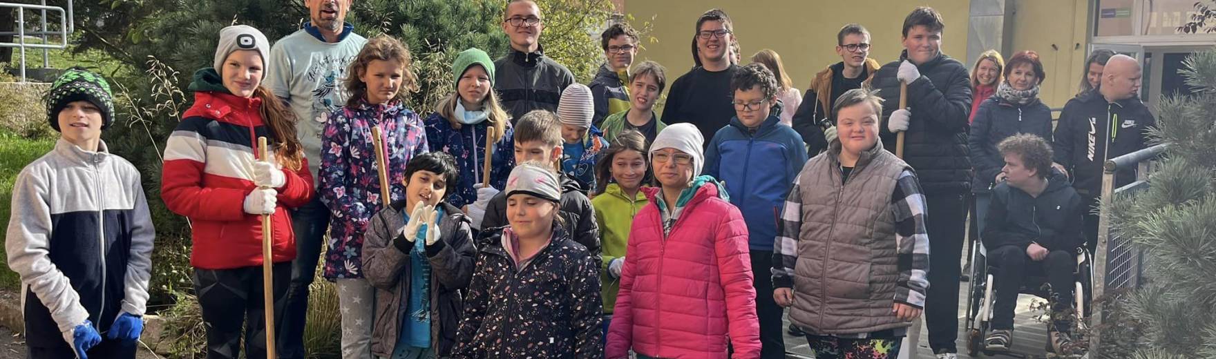 Úklid okolí školy a údržba zeleně