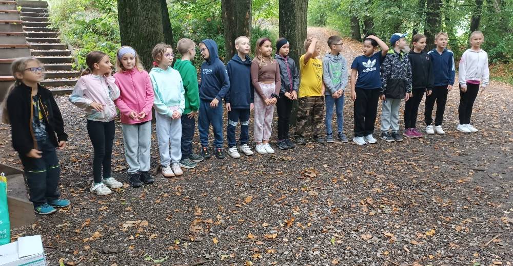 Řezání a štípání dřeva ve skautském centru Vanaivan Kopřivnice