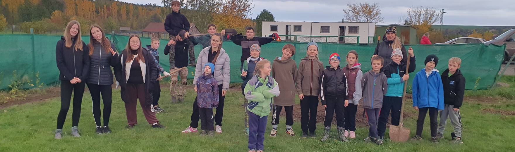 Výsadba růží u kostela a živého plotu u koupaliště v obci Strupčice