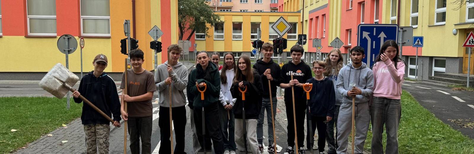 Úklid areálu školy