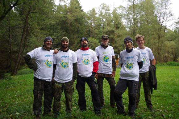 Ježci čistí les a potok