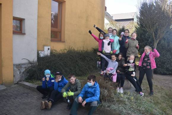 Uklidíme okolí školy