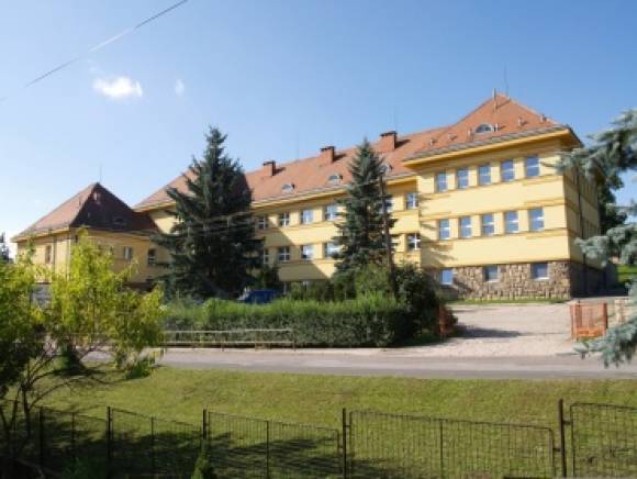 Úklid školní zahrady, sběr ovoce. V lese sběr žaludů semenáčků.