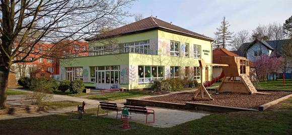 Údržba a úklid zahrady MŠ Komenského