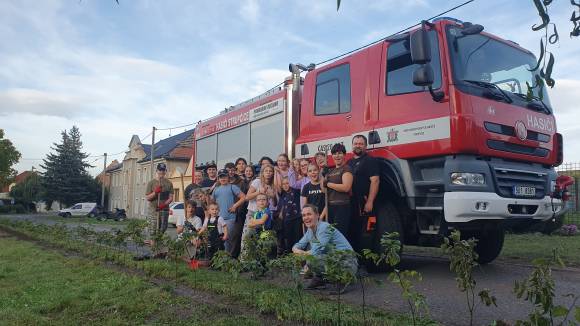 Výsadba okrasných křovin u pergoly v Hošnicích