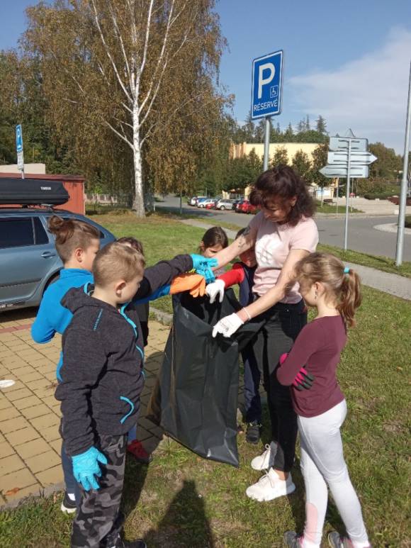 Ruku na to aneb úklid školní zahrady o okolí obce