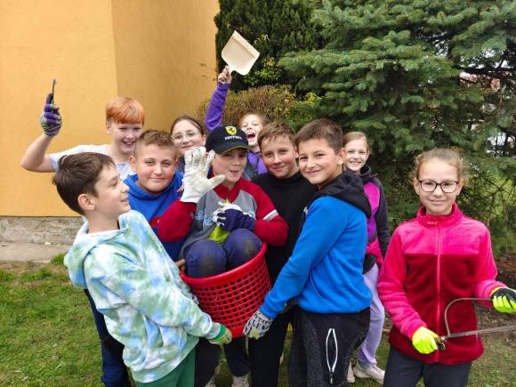 Uklidíme okolí školy a les