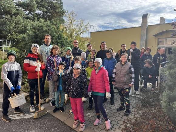 Úklid okolí školy a údržba zeleně