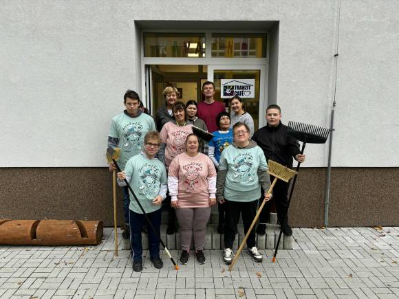 Zkrášlíme prostředí kolem naší školní tréninkové kavárny Tranzit Café