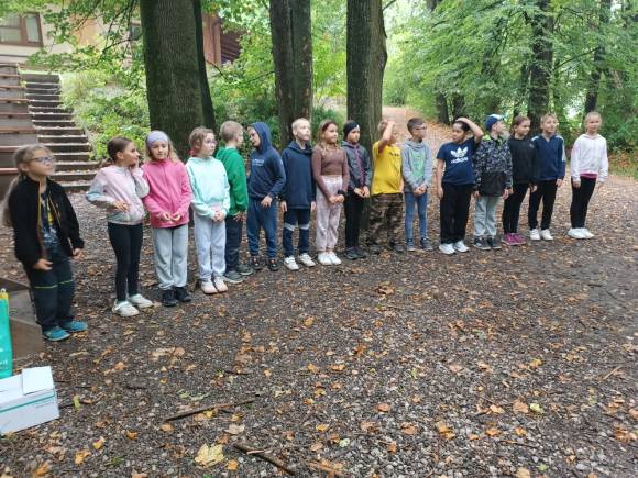 Řezání a štípání dřeva ve skautském centru Vanaivan Kopřivnice