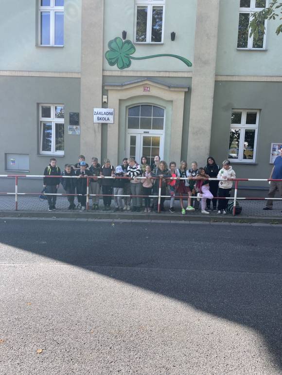 úklid veřejného hřiště v Novém Boru