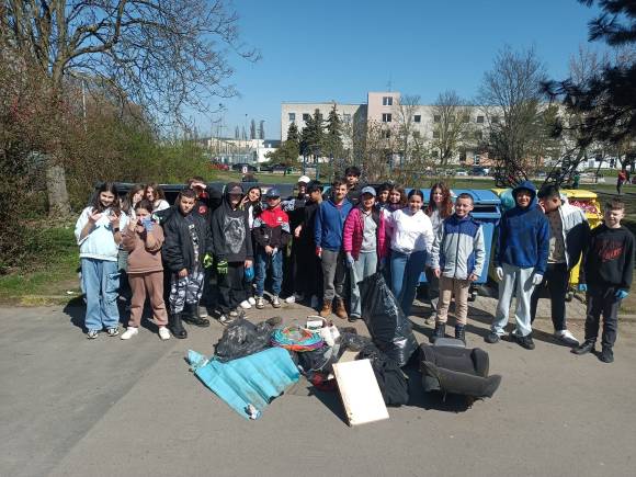 Úklid v širším okolí 13. ZŠ v Plzni, Slovany