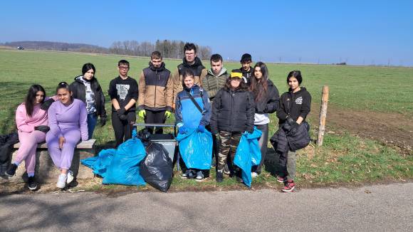 Čistý Frýdlant - úklid okolí cyklostezky a lesíku Střelnice