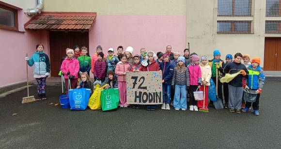 Pěkné čisté hřiště a jeho okolí