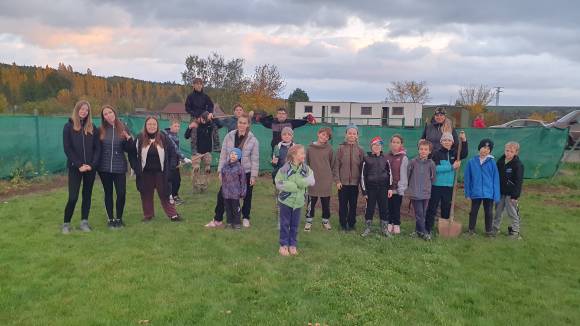 Výsadba růží u kostela a živého plotu u koupaliště v obci Strupčice