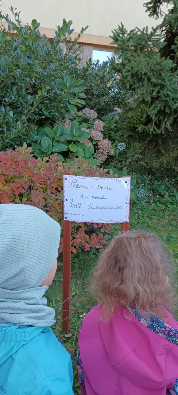 Úklid školní zahrady a hřiště, vytvoření poznávací stezky