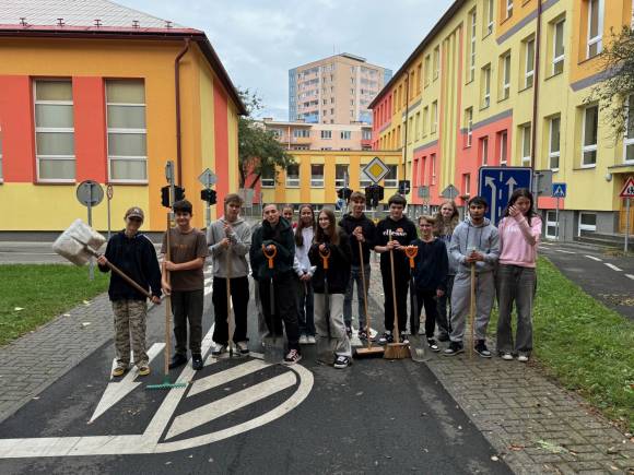 Úklid areálu školy