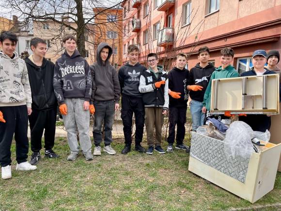 Úklid v širším okolí 13. ZŠ v Plzni, Slovany