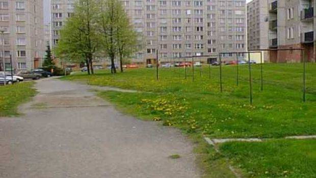 Úklid sídliště na ulici Dolní