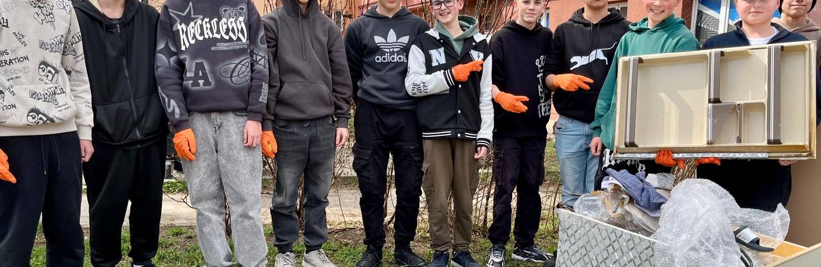 Úklid v širším okolí 13. ZŠ v Plzni, Slovany